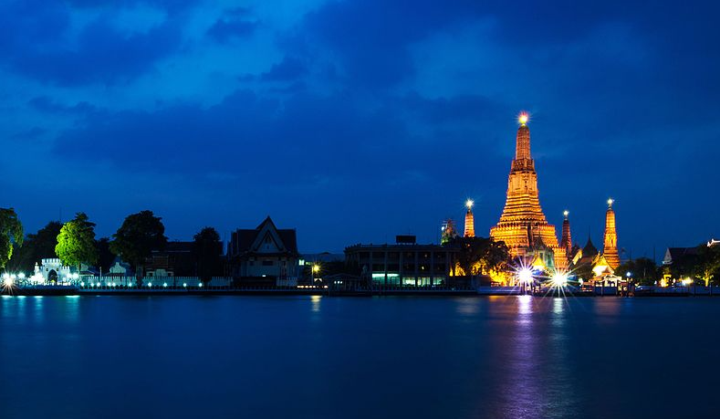 Kuil Thailand Ini Miliki Pesona Pemandangan Malam Terindah di Dunia